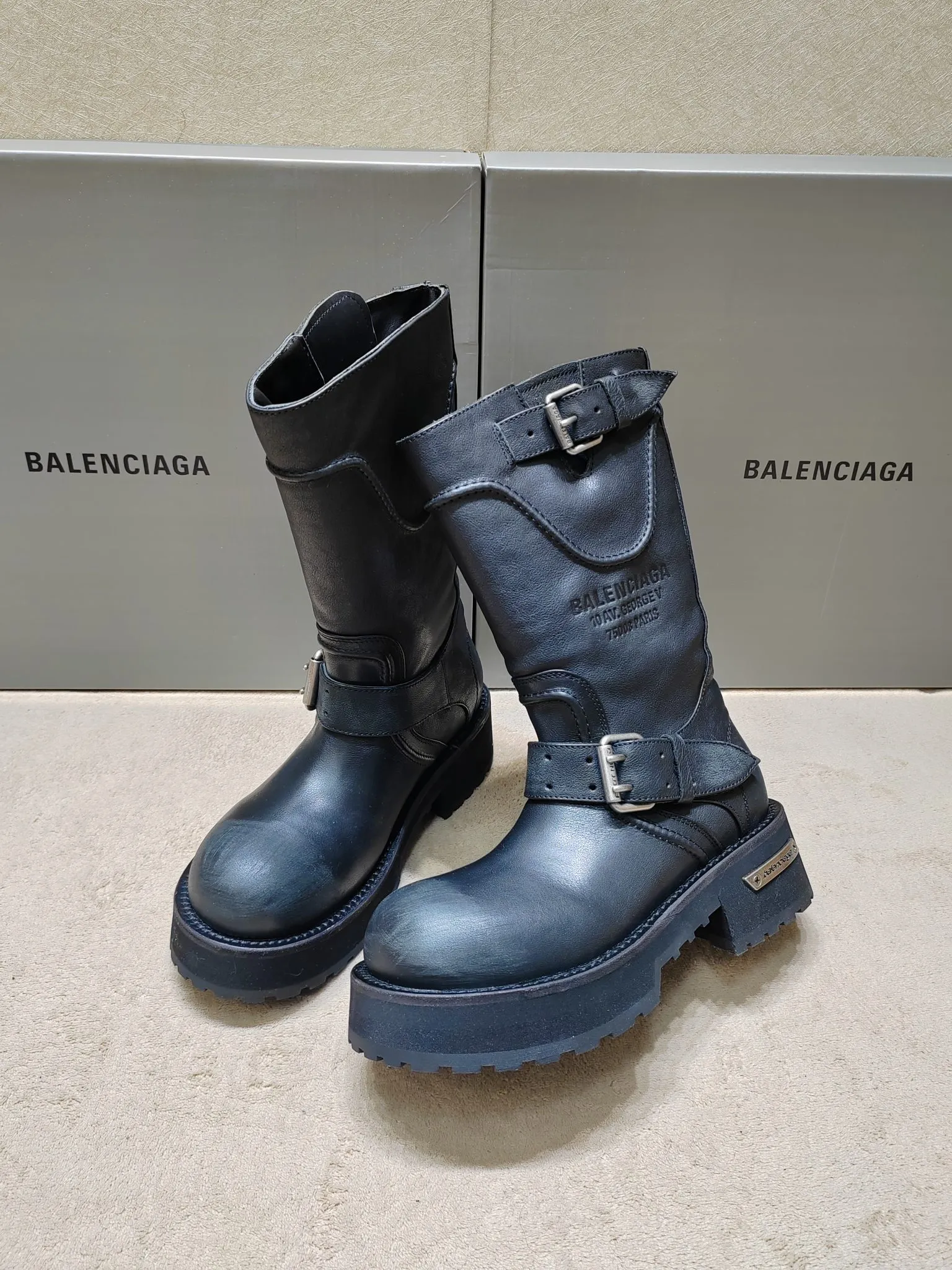 👟👟Ex-factory price 1020👟👟 Balenciaga Balenciaga 25FWVenom Couple Style High Boots Mid-calf boots Please look for the high version. This design is unique with straps and belt elements as highlights. Not only can the boots be firmly attached to the foot, but the tightness can also be adjusted at will. In terms of details, the brand's iconic distressed hardware is used throughout. Cleverly creating a retro wear effect, highlighting individual attitude and matching with thick toothed rubber soles, it not only ensures wearing comfort, but also strengthens the overall sense of fashion and recognition. Venom high boots are undoubtedly a fashion item not to be missed this season. They will add unique charm to fashion lovers' outfits and lead a new round of fashion. Boot height is 270mm. The upper layer of cowhide is distressed. The lining is water-dyed cowhide. Outsole height is 5CM. Original open-molded leather welt combination outsole. Size: 35-40 (custom-made size 40 cannot be returned or exchanged)